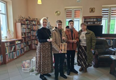 Betlejemskie Światło Pokoju 2025 dotarło do biblioteki